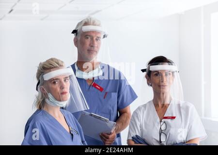 Ärzte tragen persönliche Schutzausrüstung im Krankenhaus Stockfoto