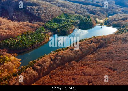 Csorreti Stausee im Matra Gebirge Ungarn. Dies ist das höchste Reservoir in Ungarn. Volumen von 1,1 Millionen Kubikmeter. 5 Ströme füllen sich kontinuierlich Stockfoto