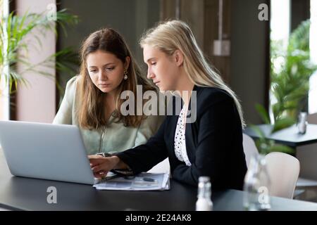 Frauen arbeiten im Büro zusammen Stockfoto