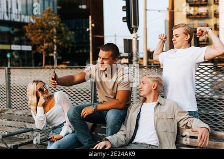 Junge Freunde nehmen selfie Stockfoto