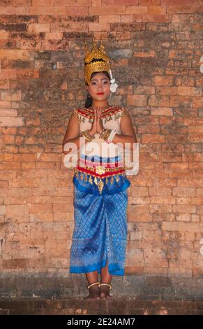 Kambodscha: Traditionelle apsara (himmlische Nymphe) Tänzerin während einer speziellen nächtlichen Tanzvorstellung im Prasat Kravan, einem Tempel aus dem 10. Jahrhundert, der dem Hindu-gott Vishnu, Angkor gewidmet ist. Khmer klassischer Tanz ist ähnlich wie die klassischen Tänze von Thailand und Kambodscha. Der Reamker ist eine Khmer-Version des Ramayana und ist eines der am häufigsten durchgeführten Tanzdramen. Stockfoto