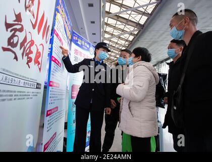 Nanjing, Nanjing, China. Januar 2021. Jiangsu, CHINA-am 10. Januar 2021 veranstaltete die öffentliche Sicherheitsabteilung der Nanjing Eisenbahn farbenfrohe Aktivitäten, um den ersten Tag der chinesischen Volkspolizei am Bahnhof Nanjing zu feiern. Quelle: SIPA Asia/ZUMA Wire/Alamy Live News Stockfoto