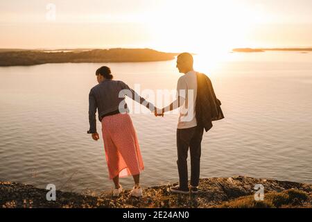 Pärchen stehen zusammen am Meer Stockfoto