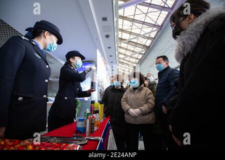 Nanjing, Nanjing, China. Januar 2021. Jiangsu, CHINA-am 10. Januar 2021 veranstaltete die öffentliche Sicherheitsabteilung der Nanjing Eisenbahn farbenfrohe Aktivitäten, um den ersten Tag der chinesischen Volkspolizei am Bahnhof Nanjing zu feiern. Quelle: SIPA Asia/ZUMA Wire/Alamy Live News Stockfoto