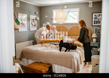 Eltern mit Kindern im Schlafzimmer Stockfoto