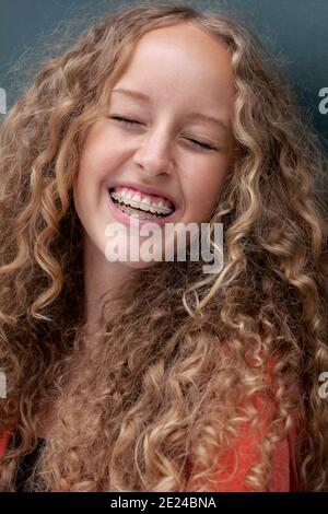 Portrait von glücklichen Teenager-Mädchen tragen Zahnspange Stockfoto