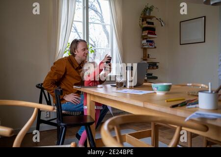 Vater mit Tochter mit Laptop Stockfoto