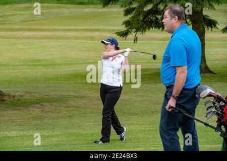 Die Leute spielen gemächlich Golf Stockfoto