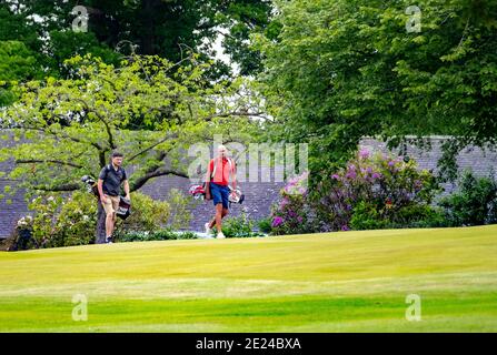 Die Leute spielen gemächlich Golf Stockfoto