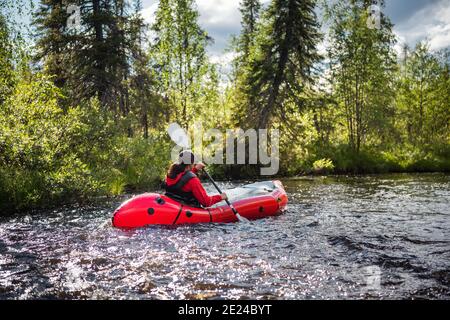 Frau am Fluss Kajak Stockfoto