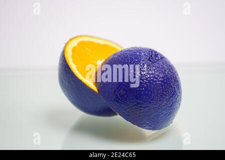 GVO Orange mit blauer Schale. Betrugskonzept Stockfoto