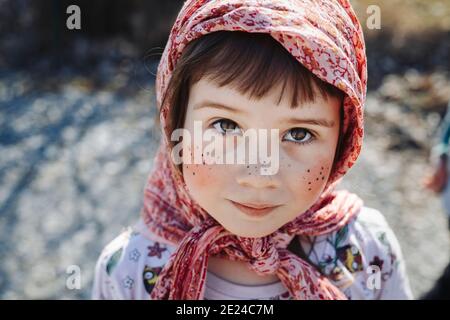 Portrait von Mädchen verkleidet als Osterhexe Stockfoto