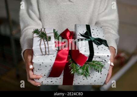 Frau mit Weihnachtsgeschenke Stockfoto