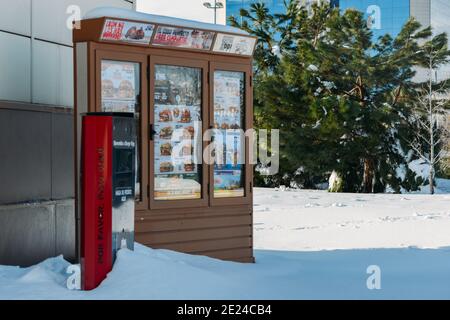 Verschneite Durchfahrt in einem Burger King Restaurant in Sanchinarro, Madrid, Spanien nach dem Winterschneesturm Filomena Stockfoto