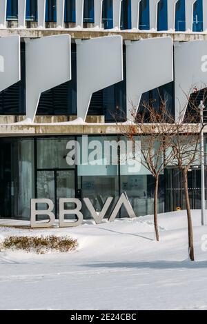 Fassade der BBVA Bank Zentrale modernes Gebäude im Viertel Las Tablas in Madrid, Spanien - Winterszene Stockfoto