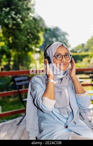 Lächelnde Frau mit Kopfhörern Stockfoto