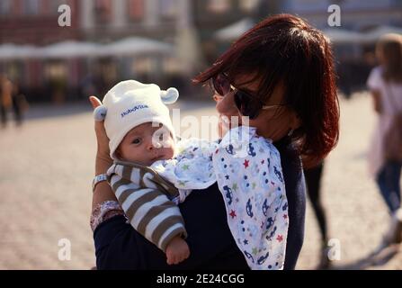 POZNAN, POLEN - 30. Sep 2017: Frau mit einem kleinen Jungen im Stadtzentrum Stockfoto