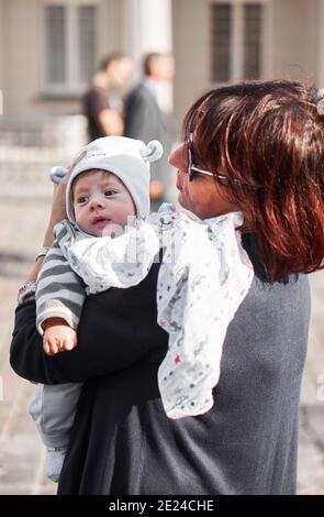 POZNAN, POLEN - 30. Sep 2017: Frau mit einem kleinen Jungen im Stadtzentrum Stockfoto
