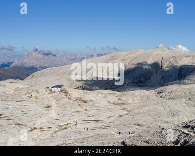 Berghütte Rifugio Rosetta. Das Hochplateau Altipiano delle Pale di San Martino in der Gruppe Pala in den dolomiten des Trentino. Die Pala grou Stockfoto