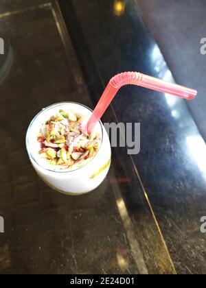 Lassi ist ein beliebtes traditionelles Dahi-Getränk, das auf dem indischen Subkontinent entstand. Lassi ist eine Mischung aus Joghurt und Wasser Stockfoto