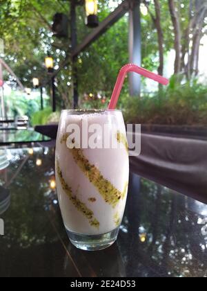 Lassi ist ein beliebtes traditionelles Dahi-Getränk, das auf dem indischen Subkontinent entstand. Lassi ist eine Mischung aus Joghurt und Wasser Stockfoto