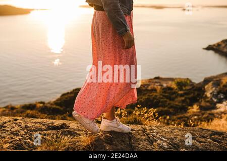 Niedrige Sicht auf Frau, die am Meer läuft Stockfoto