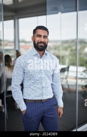 Geschäftsmann, Blick in die Kamera Lächeln Stockfoto