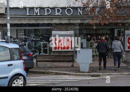 Roma, oggi 11 gennaio al via ai 'SALDI' invernali nel Lazio. I negozianti sperano nella ripresa economica. Stockfoto