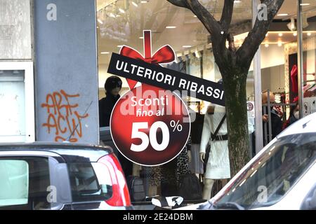 Roma, oggi 11 gennaio al via ai 'SALDI' invernali nel Lazio. I negozianti sperano nella ripresa economica. Stockfoto