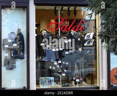 Roma, oggi 11 gennaio al via ai 'SALDI' invernali nel Lazio. I negozianti sperano nella ripresa economica. Stockfoto