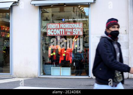 Roma, oggi 11 gennaio al via ai 'SALDI' invernali nel Lazio. I negozianti sperano nella ripresa economica. Stockfoto