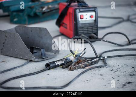 Satz eines Inverter-Schweißgeräts mit Schweißschutz, Schweißmasse und Elektrodenhalter Stockfoto