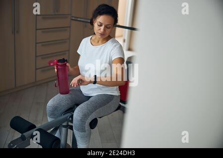Sportler, der den Fitness Tracker während des Trainings verwendet Stockfoto