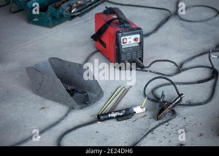 Satz einer Inverter-Schweißmaschine mit entsprechendem Zubehör Stockfoto