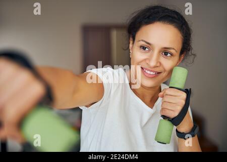 Boxerin wirft Schläge in die Luft Stockfoto