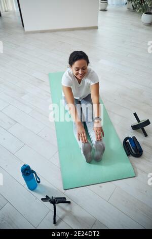 Vlogger zeigt ihrem Online-Publikum eine Stretching-Übung Stockfoto