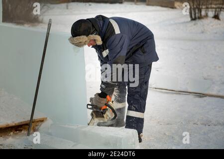 Werker Assembler passen Kettensäge Eisplatte Stockfoto