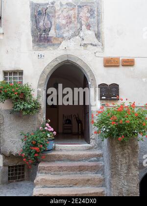 Typische alte Stadthäuser aus dem Mittelalter. Predazzo im Fleimstal, in den Dolomiten Europa, Mitteleuropa, Italien Stockfoto
