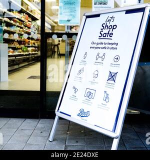 London Großbritannien, Öffentliche Sicherheit Informationen außerhalb EINER Boots-Apotheke zum sicheren Einkaufen während der Covid-19-Absperrung Stockfoto