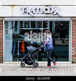 London Großbritannien, junger Mann oder Vater allein schieben EIN Baby oder Kind in EINEM Kinderwagen entlang einer leeren High Street während Covid-19 Pandemic Lockdown Stockfoto