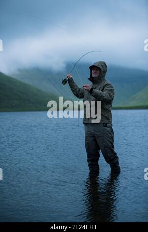 Mann Fliegenfischen im See Stockfoto