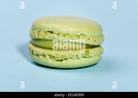 Macaron. Traditionelle französische bunte Makronen Nahaufnahme, Makro auf blauem Hintergrund Stockfoto