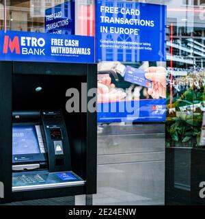 London UK, Metro Bank ATM Automated Cash Point Machine with No People Stockfoto