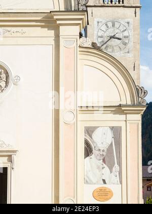 Bild von Papst Johannes Paul I., geboren in Canale d'Agordo. Die Kirche in Canale d'Agordo im Tal Val Biois . Europa, Mitteleuropa, Italien Stockfoto