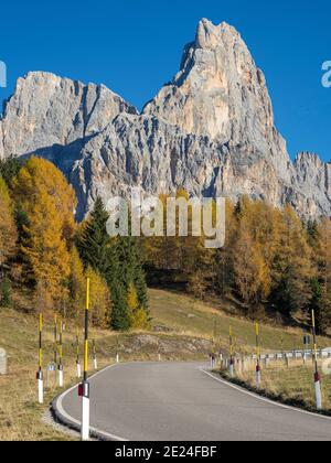 CIMON della Pala vom Passo Rolle aus gesehen. Pala-Gebirge (Pale di San Martino) in den dolomiten des Trentino. Pala ist Teil der UNESCO Welt her Stockfoto