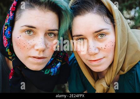Frauen als Osterhexen gekleidet Stockfoto