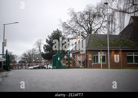 12. Januar 2021, Niedersachsen, Quakenbrück: "Apotheke" steht auf der Wache am Eingang zum Gelände der Artlandkaserne der Bundeswehr. Das Versorgungs- und Wartungszentrum im niedersächsischen Quakenbrück wird während der Corona-Krise als zentrales Impfstofflager in Deutschland eingesetzt. Foto: Sina Schuldt/dpa Stockfoto