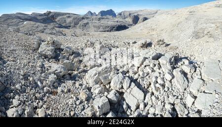 Blick nach Süden über die Hochebene Richtung Langkofel (Langkofel). Sellagruppe (Sellagruppe) in den dolomiten. Teil der UNESCO-Welt er Stockfoto