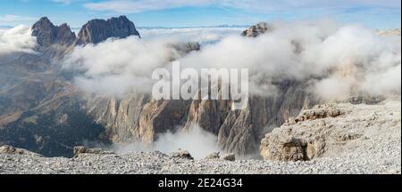 Blick Richtung Langkofel (Langkofel) über das Lastigertal. Sellagruppe (Sellagruppe) in den dolomiten. Teil des UNESCO-Weltkulturerbes zu tun Stockfoto