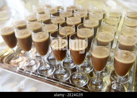 Elegante Gläser Eiskaffee auf einem Tablett auf einem Buffet-Tisch bei einem Catering-Event bereit zum Servieren Stockfoto